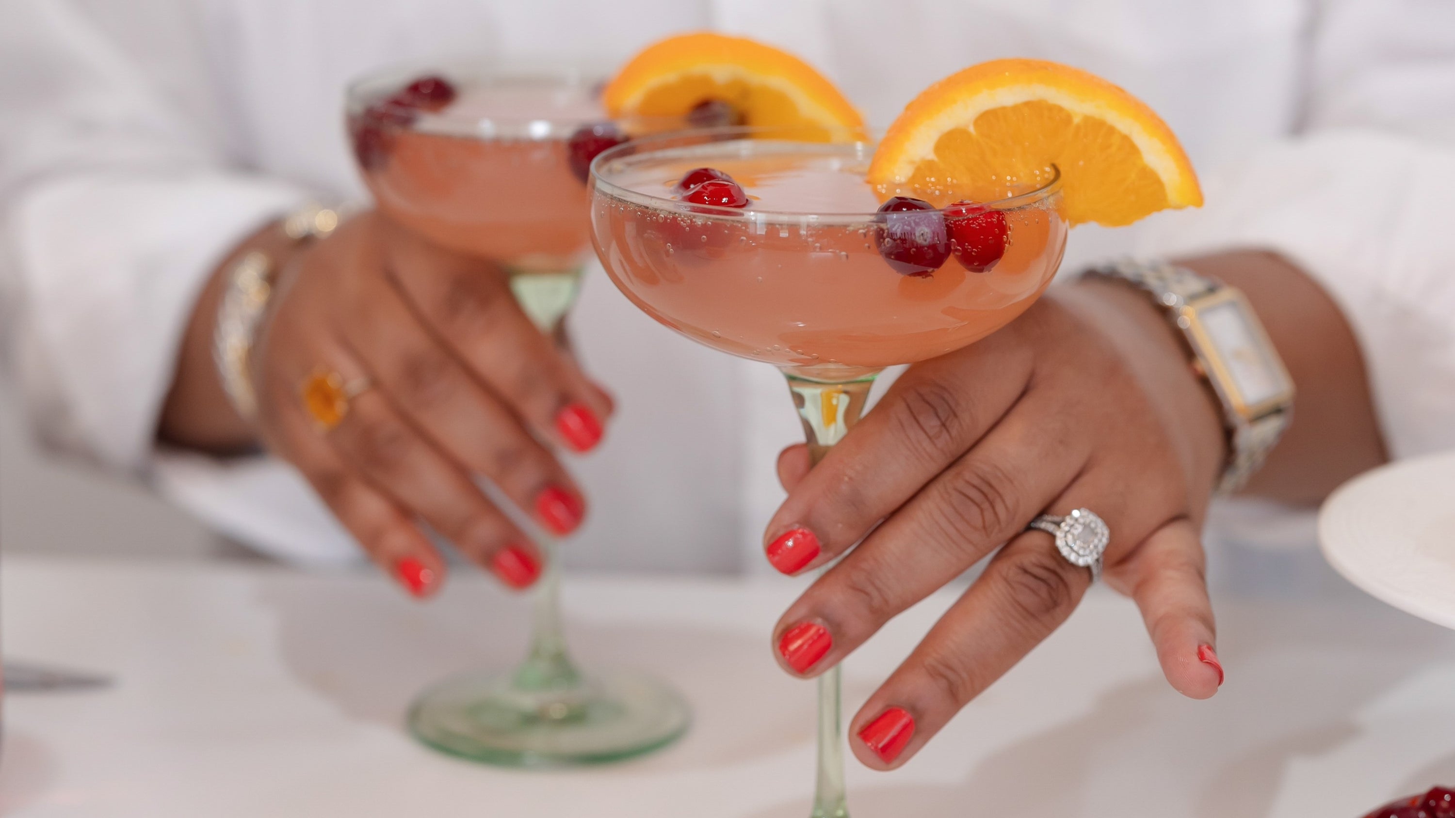 Sip the Season with 'Holiday Fizz' 🍸